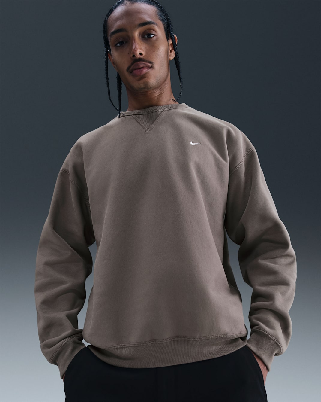 Sudadera de cuello redondo de tejido Fleece para hombre Nike Solo Swoosh - Cueva/Cueva/Blanco