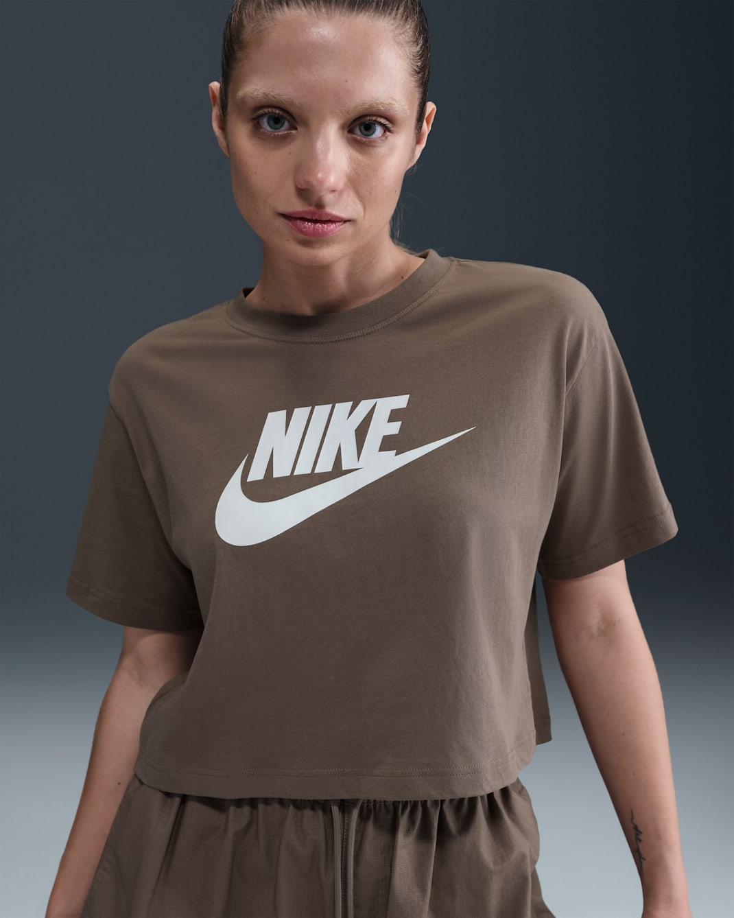 Playera cropped con logotipo para mujer Nike Sportswear Essential - Marrón visón/Blanco
