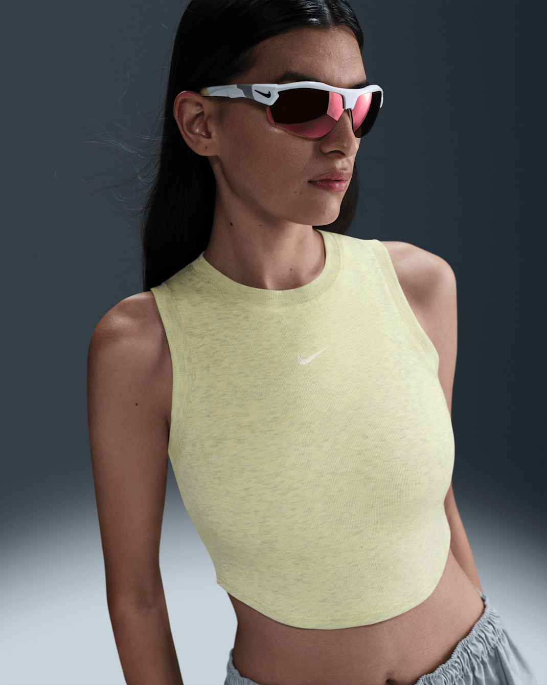 Camiseta de tirantes de tela de canalé pequeña ajustada cropped para mujer Nike Sportswear Chill Knit - Voltio ligero/Jaspeado/Vela