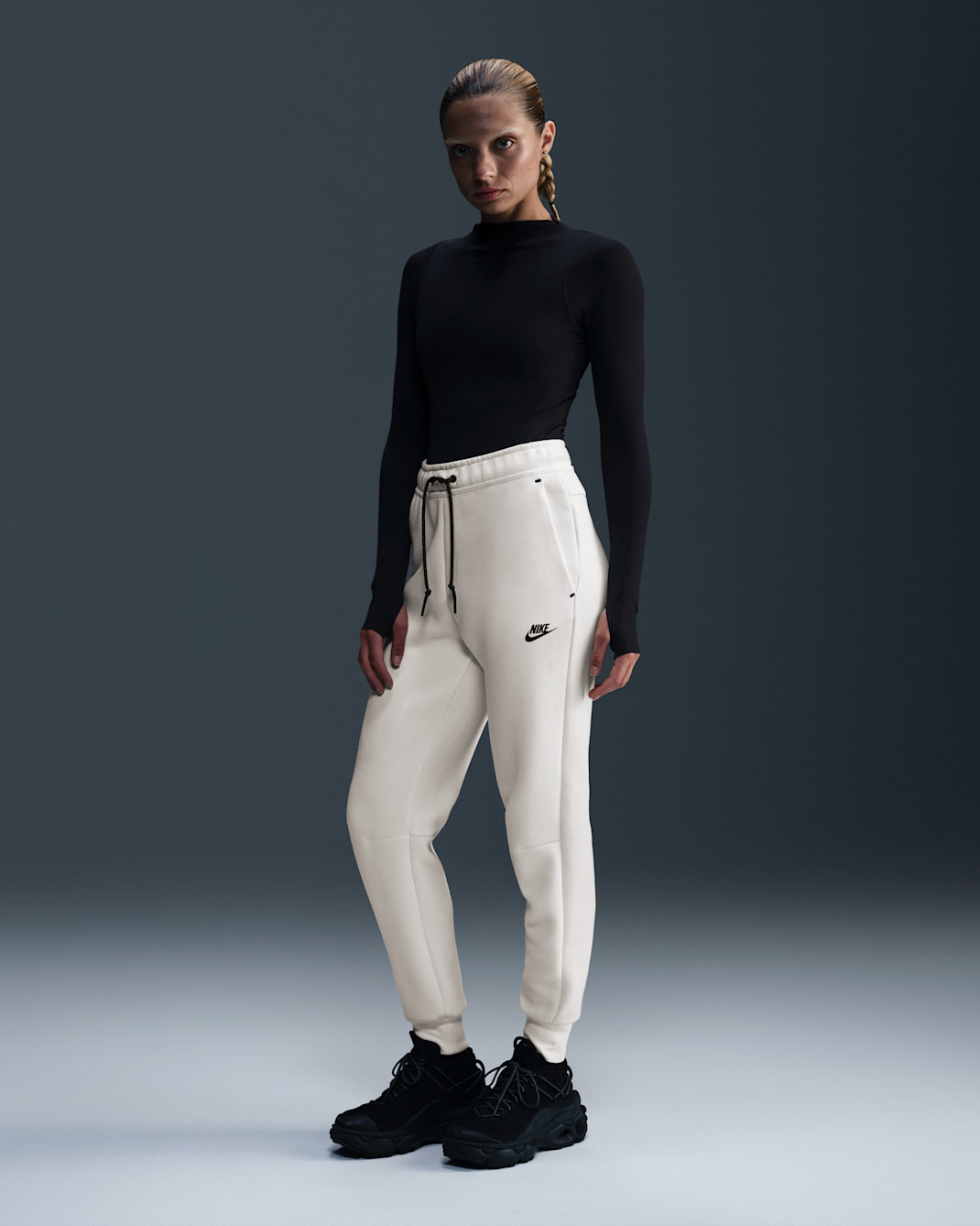 Nike Sportswear Tech Fleece joggebukse med mellomhøyt liv til dame - Pale Ivory/Svart