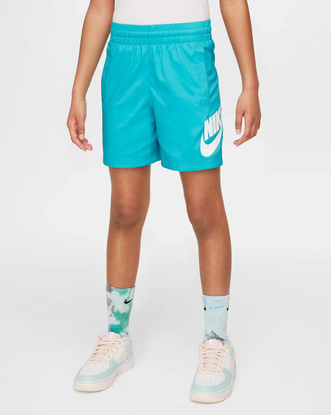 Nike Sportswear Club Shorts de tejido Woven de 15 cm para niños talla grande - Cactus empolvado/Blanco