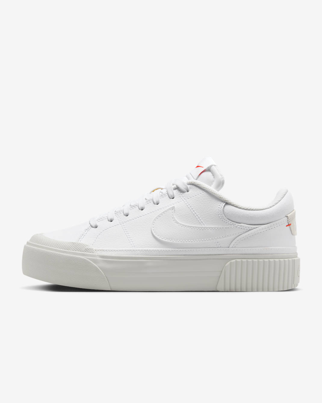 Tenis para mujer Nike Court Legacy Lift - Blanco/Rojo picante/Blanco cumbre/Polvo fotón