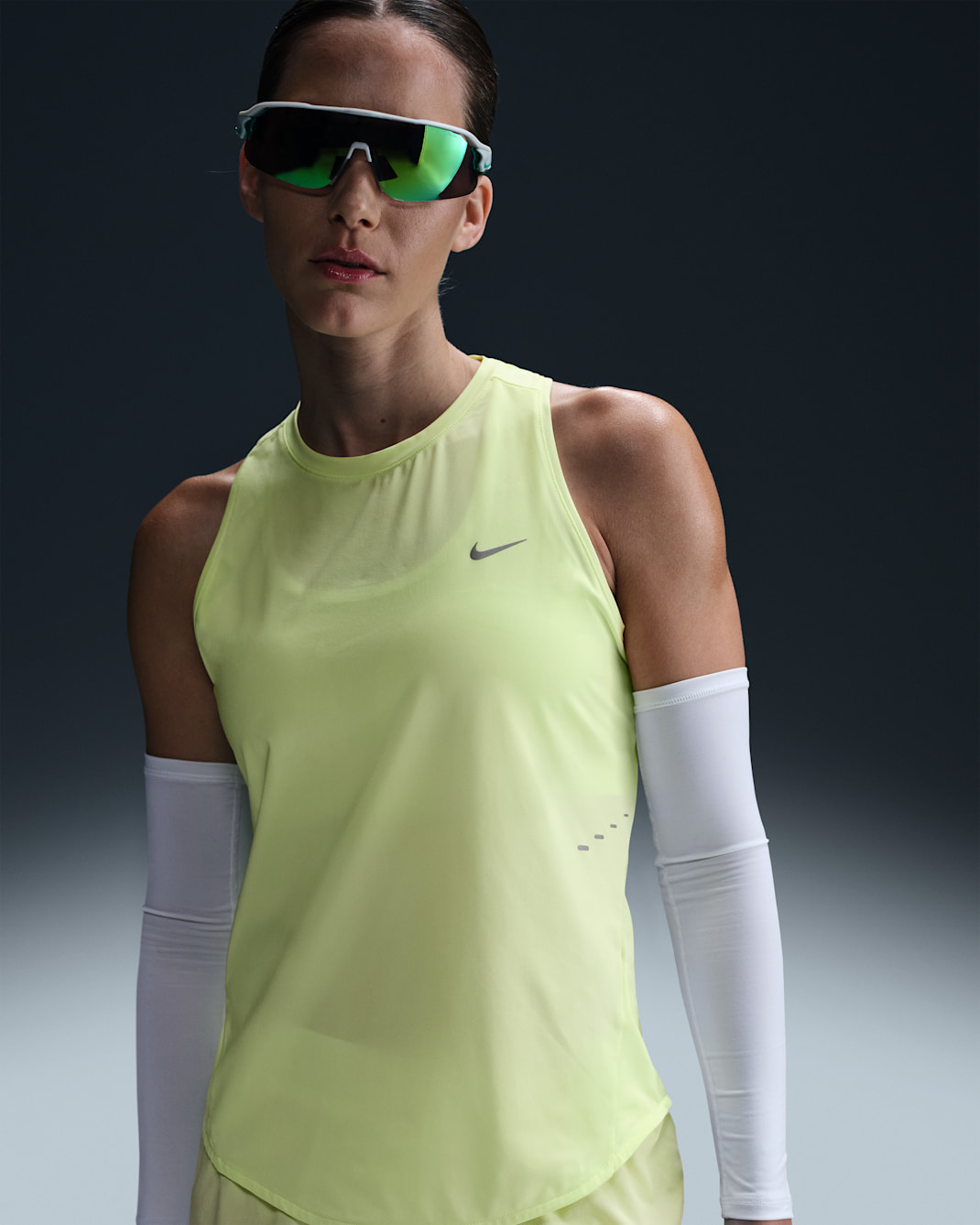 Camiseta de tirantes de correr Dri-FIT para mujer Nike Swift - Voltio ligero