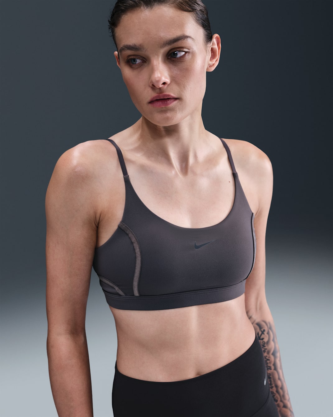 Bra deportivo de baja sujeción con almohadillas para mujer Nike One - Gris trueno/Sombra oscuro