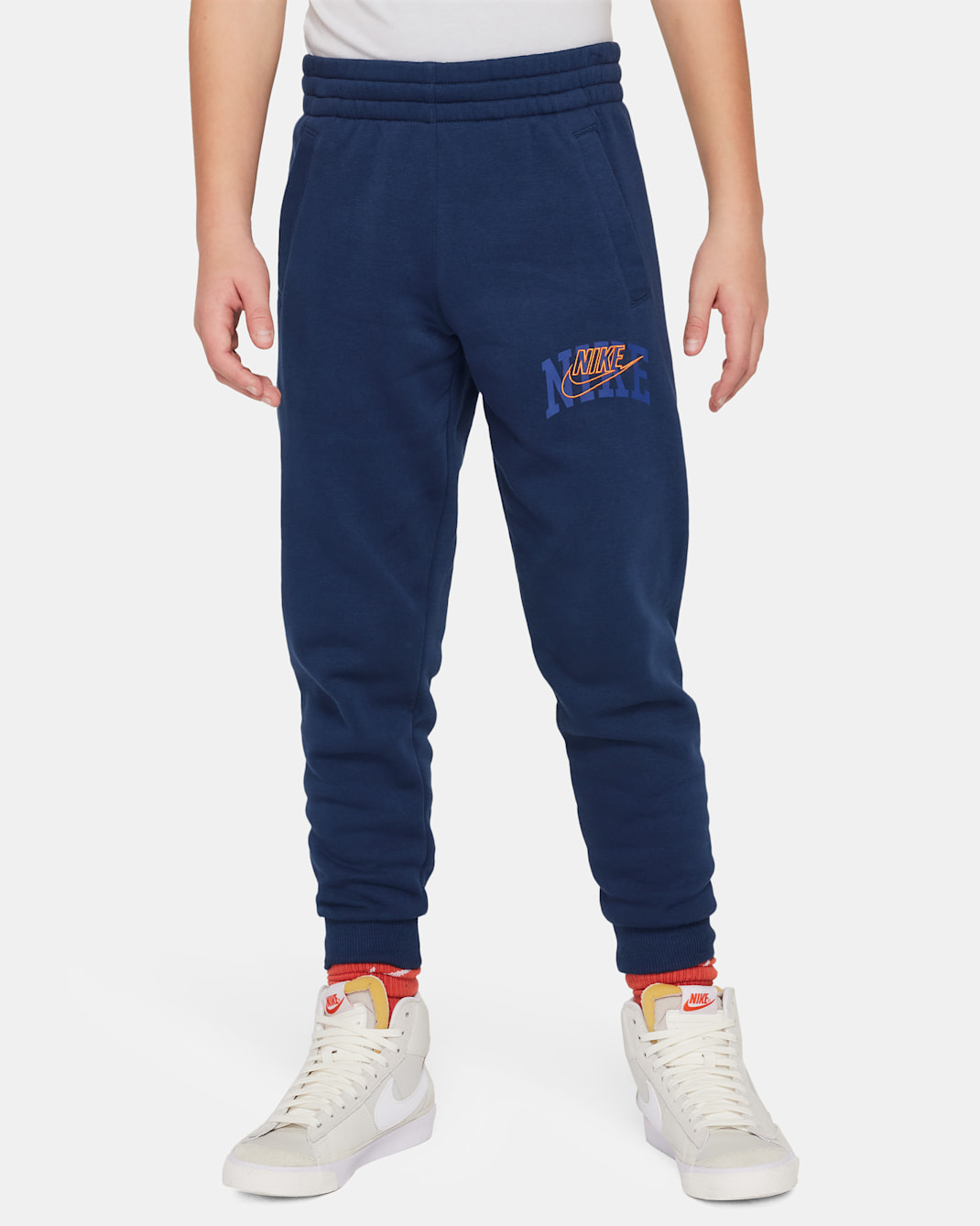 ナイキ スポーツウェア クラブ フリース ジュニアジョガーパンツ - ミッドナイトネイビー/セーフティオレンジ