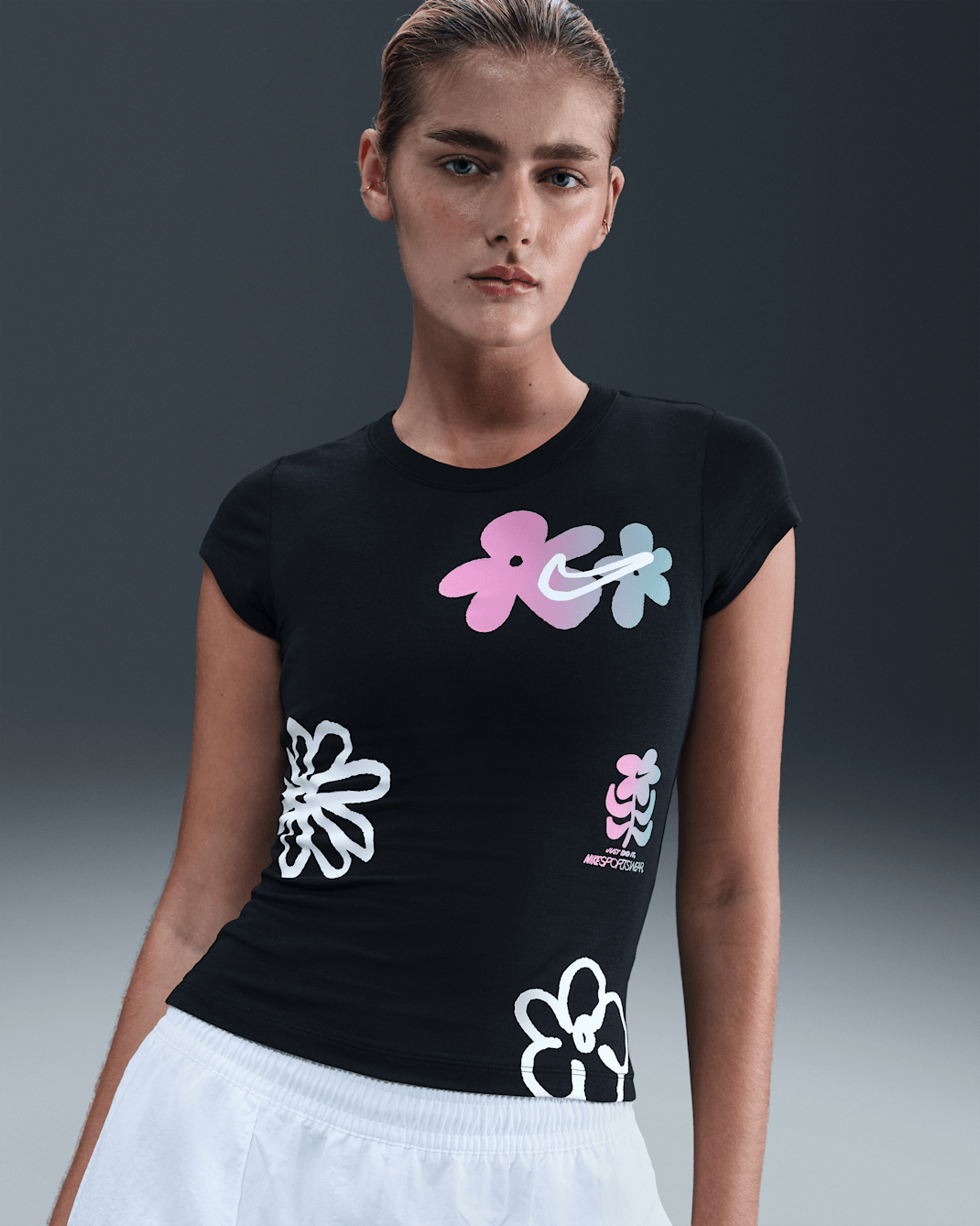 เสื้อยืดกราฟิกแขนสั้นรัดรูปผู้หญิง Nike Sportswear - ดำ