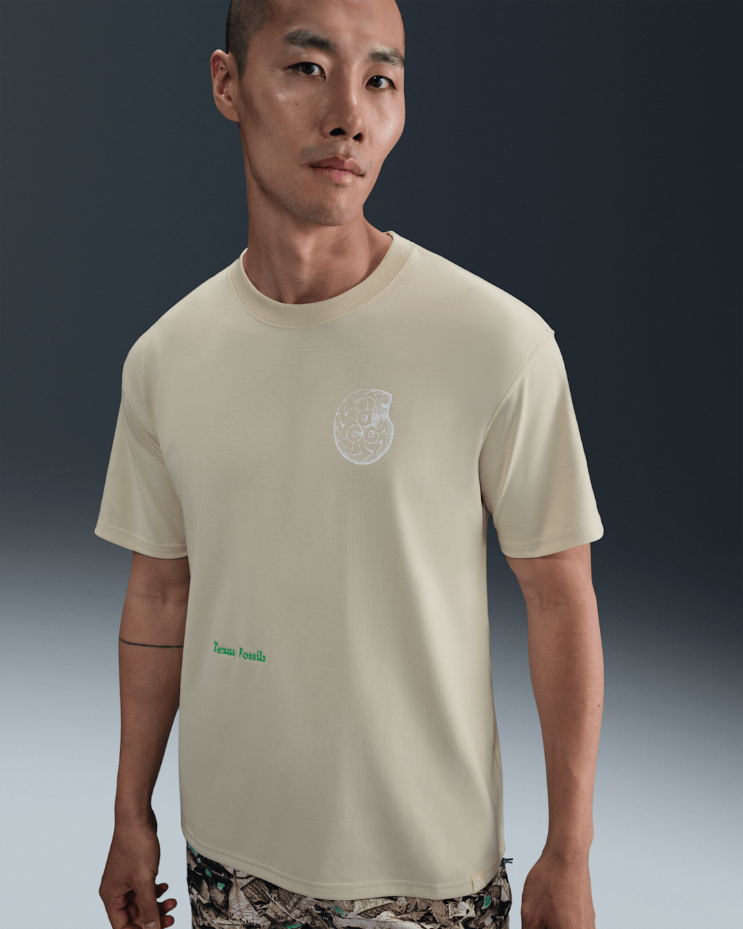 ナイキ ACG メンズ Tシャツ - ライトカーキ
