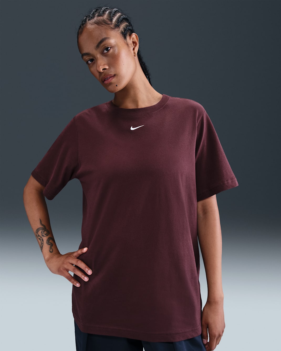 Playera para mujer Nike Sportswear Essential - Burdeos enérgico