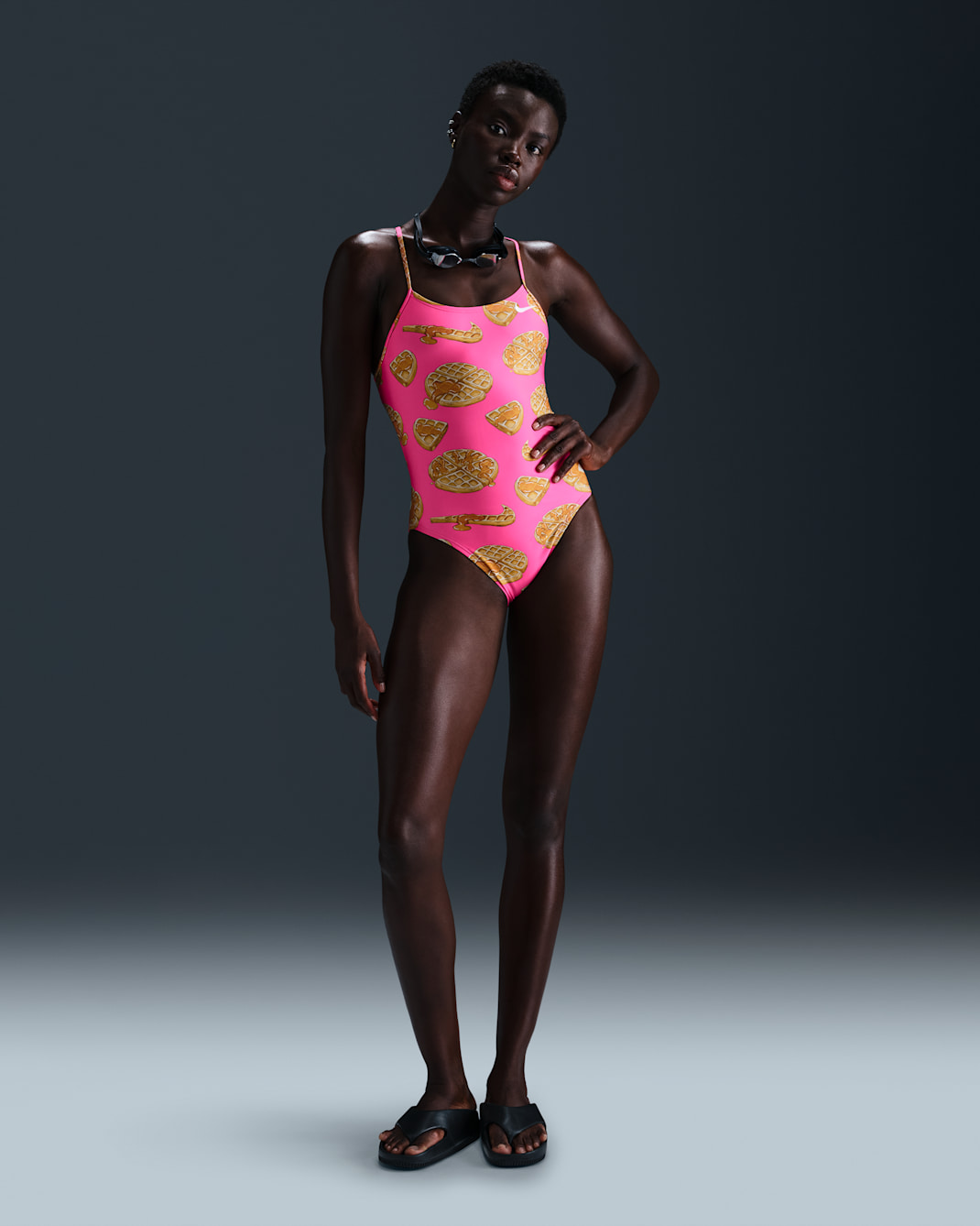 Traje de baño recortado de una pieza para mujer Nike Swim HydraStrong - Hiperrosa/Leche de coco/Blanco