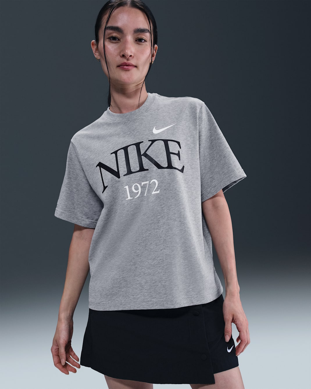 ナイキ スポーツウェア クラシック ウィメンズ Tシャツ - ダークグレーヘザー