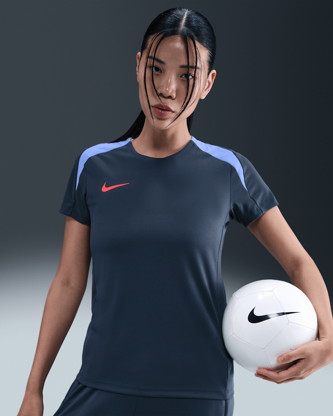 เสื้อฟุตบอลแขนสั้นผู้หญิง Dri-FIT Nike Strike - Thunder Blue/Royal Tint/Bright Crimson