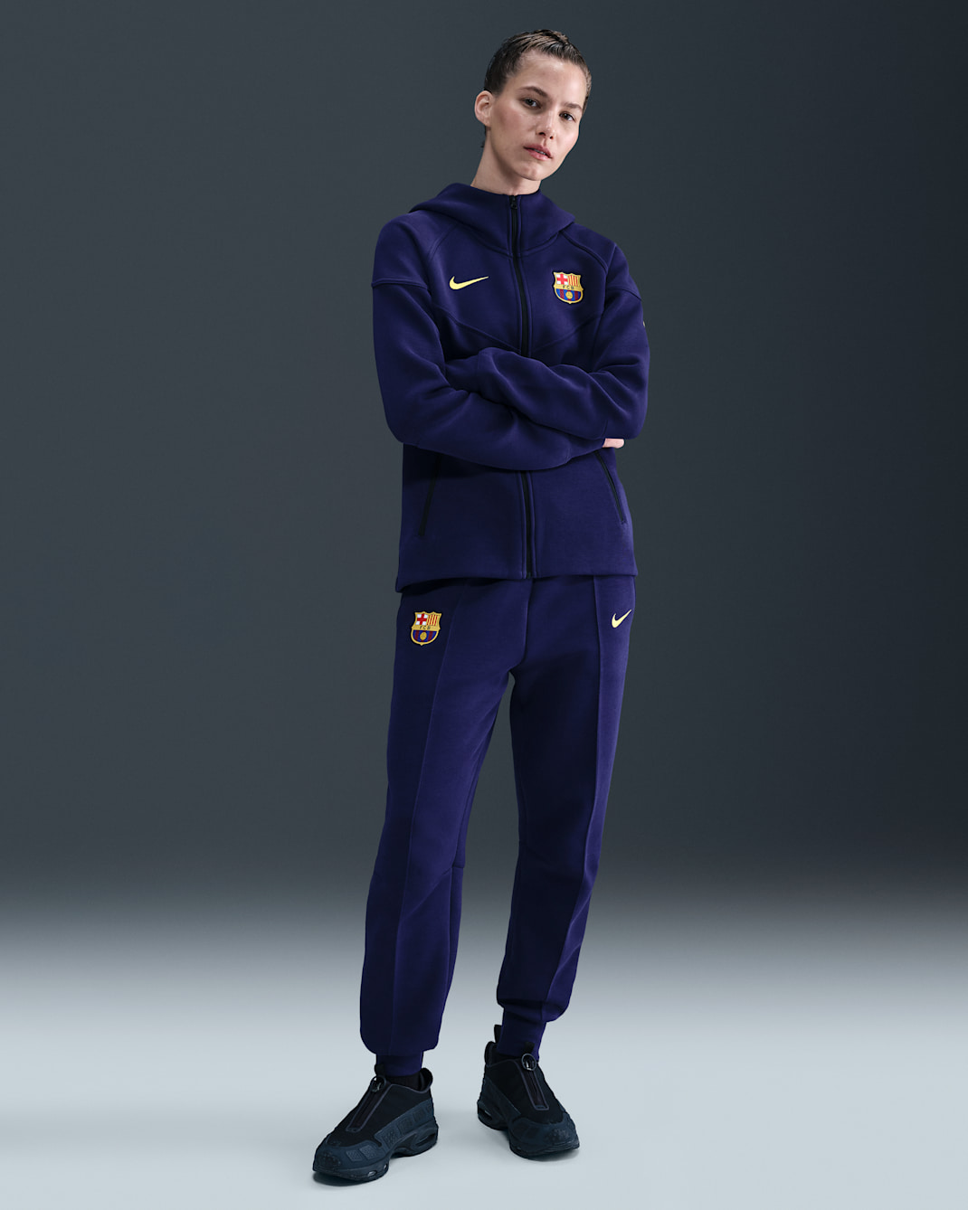 FC Barcelona Tech Nike Football joggebukse i fleece med mellomhøyt liv til dame - Imperial Purple/Midwest Gold