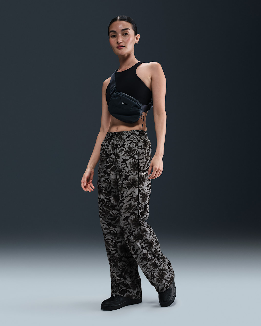 ナイキ スポーツウェア ウィンドランナー ウィメンズ UV プロテクション ミッドライズ ウーブン プリント パンツ - ブラック