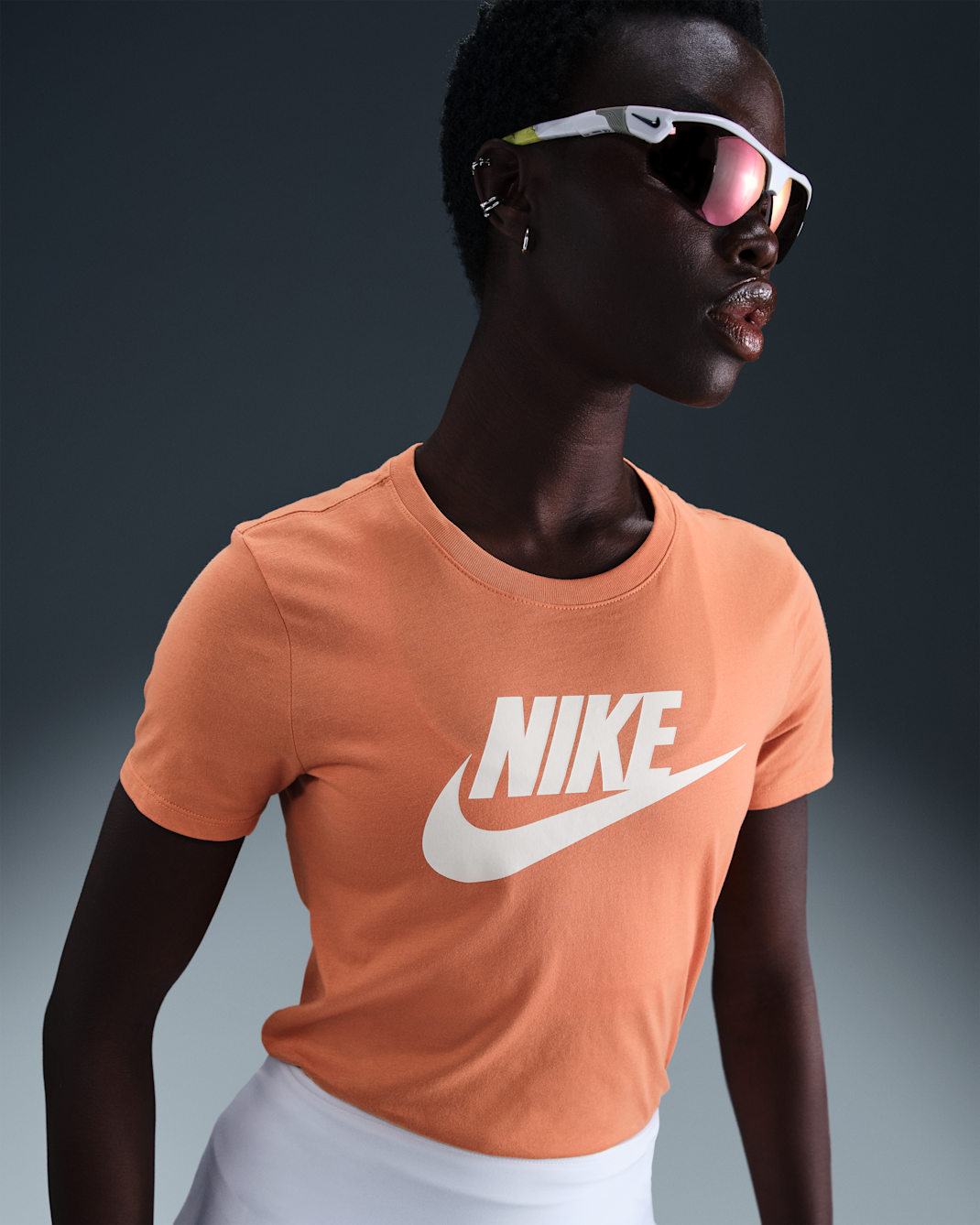 Playera con logotipo para mujer Nike Sportswear Essentials - Naranja sanador