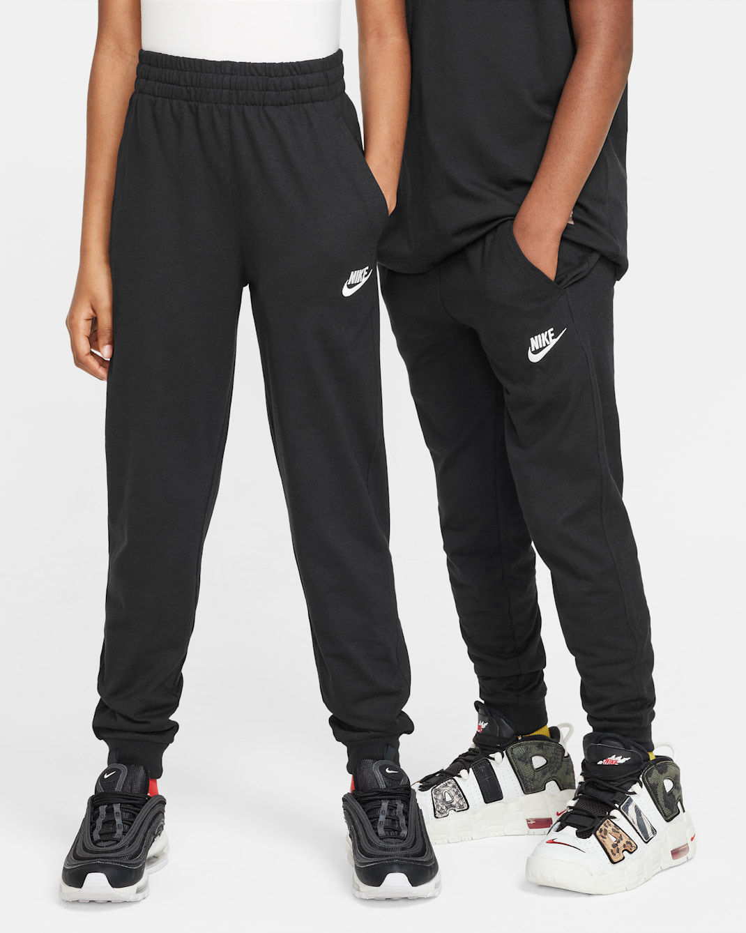 กางเกงจ๊อกกิ้งแบบถักเด็กโต Nike Sportswear Club - ดำ/ดำ/ขาว