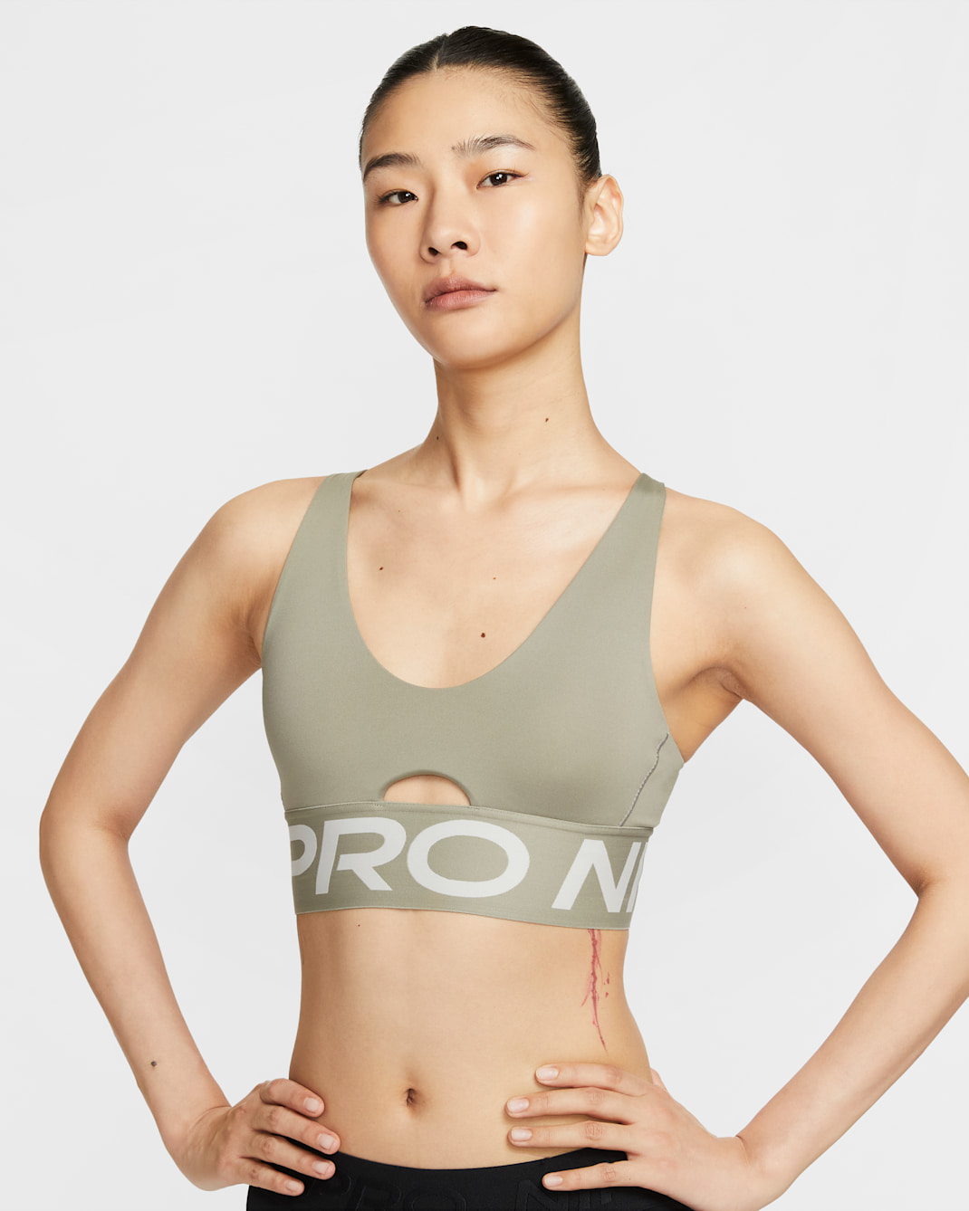 나이키 프로 인디 플런지 여성 미디엄 서포트 패드 스포츠 브라 - 라이트 아미/라이트 오어우드 브라운/화이트