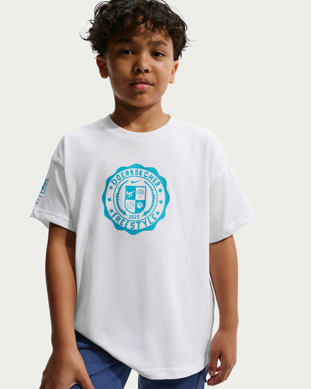 Playera Max90 para niños talla grande Nike Club x Doernbecher Freestyle - Blanco