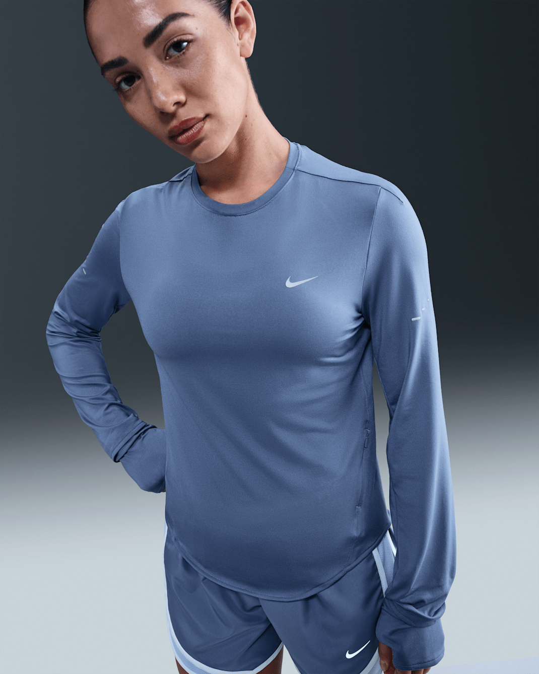 Playera de correr de manga larga de cuello redondo Dri-FIT UV para mujer Nike Swift - Índigo mundial