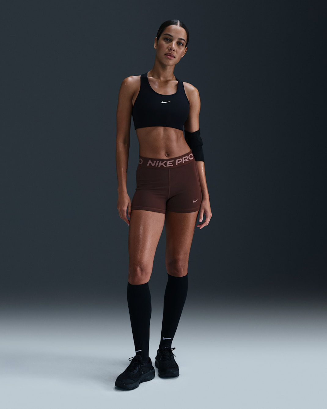 Nike One Leak Protection: 8cm menstruační cyklistické kraťasy se středně vysokým pasem - Earth/Smokey Mauve