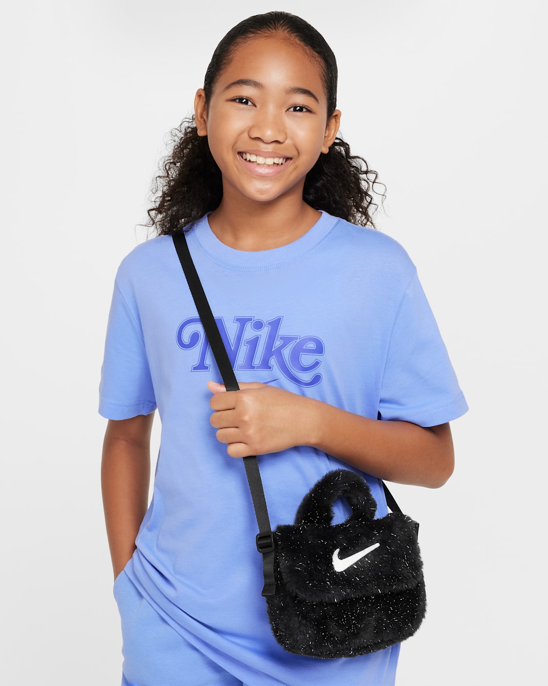 Crossbody-väska Nike i fuskpäls för ungdom (1 l) - Svart/Cool Grey/Vit