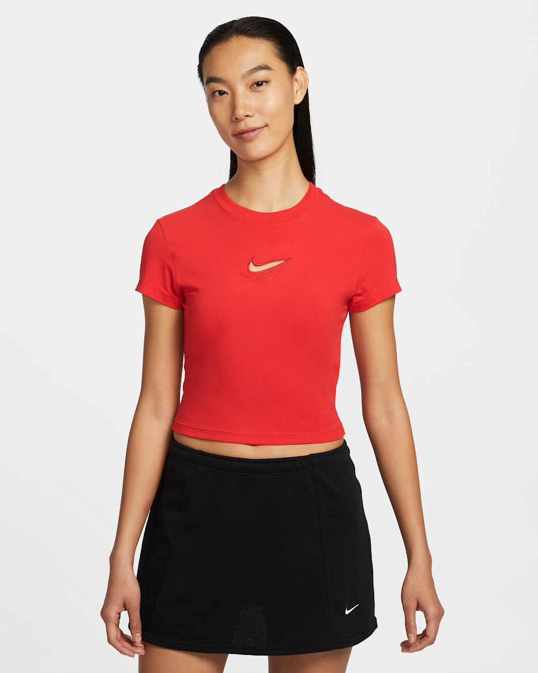 เสื้อยืดผู้หญิงเอวลอยทรงเข้ารูป Nike Sportswear Chill Knit - University Red