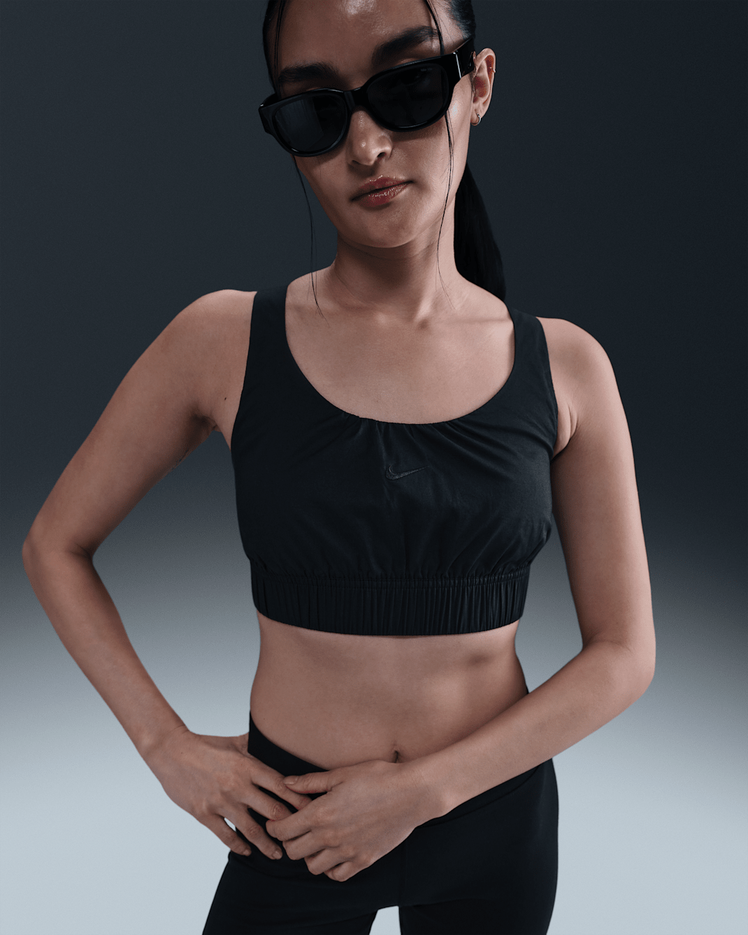 เสื้อกล้ามเอวลอยทรงเข้ารูปผู้หญิง Nike Sportswear Chill Poplin - ดำ/ดำ