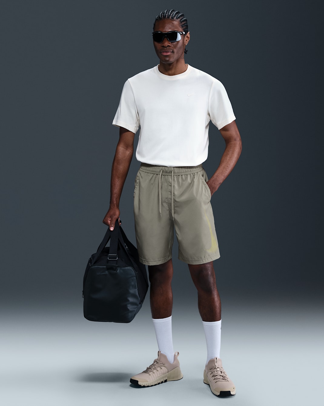 Nike Form Shorts versátiles Dri-FIT de 23 cm sin forro para hombre - Militar claro/Oro Saturno