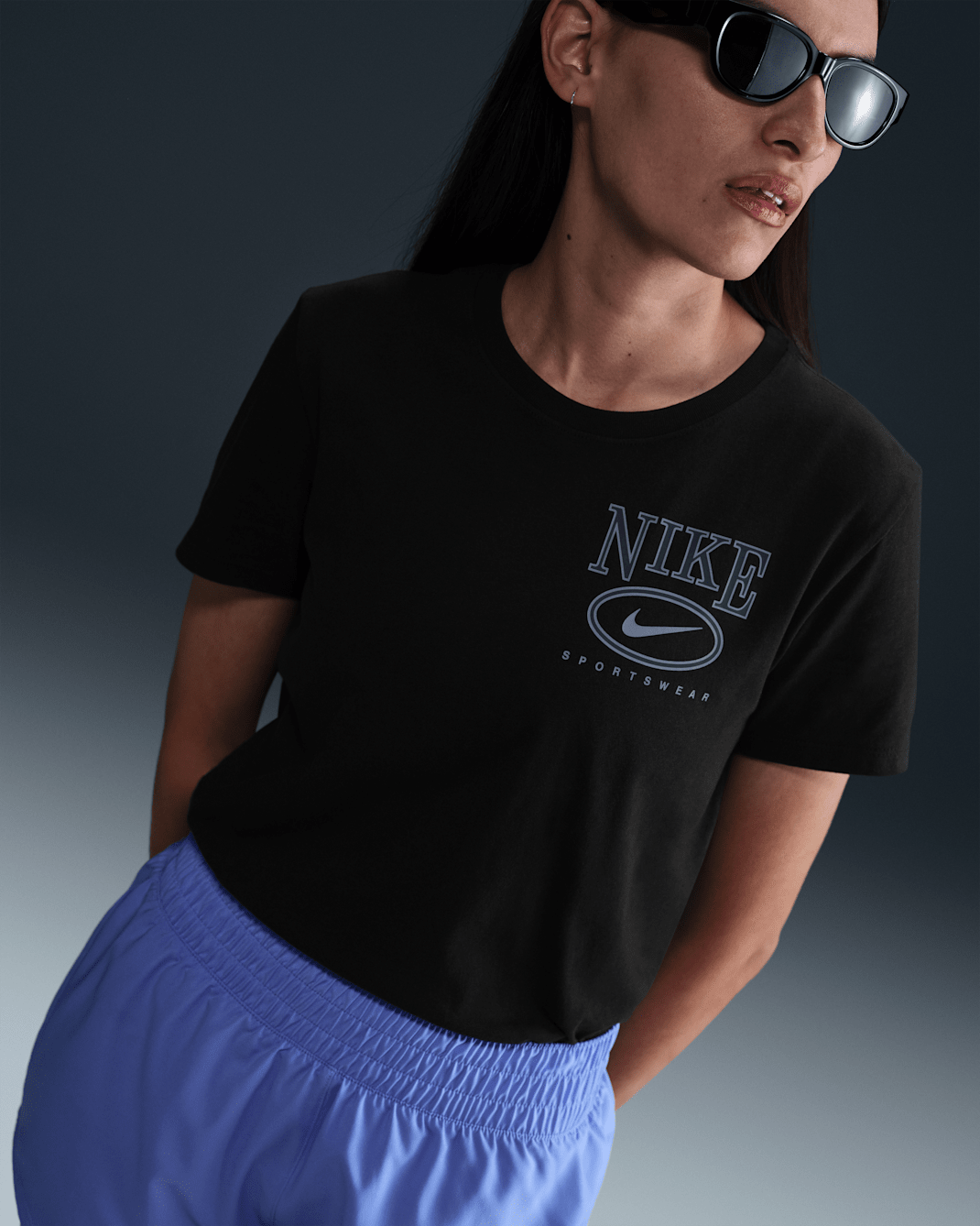 Playera de manga corta con gráfico para mujer Nike Sportswear Club - Negro