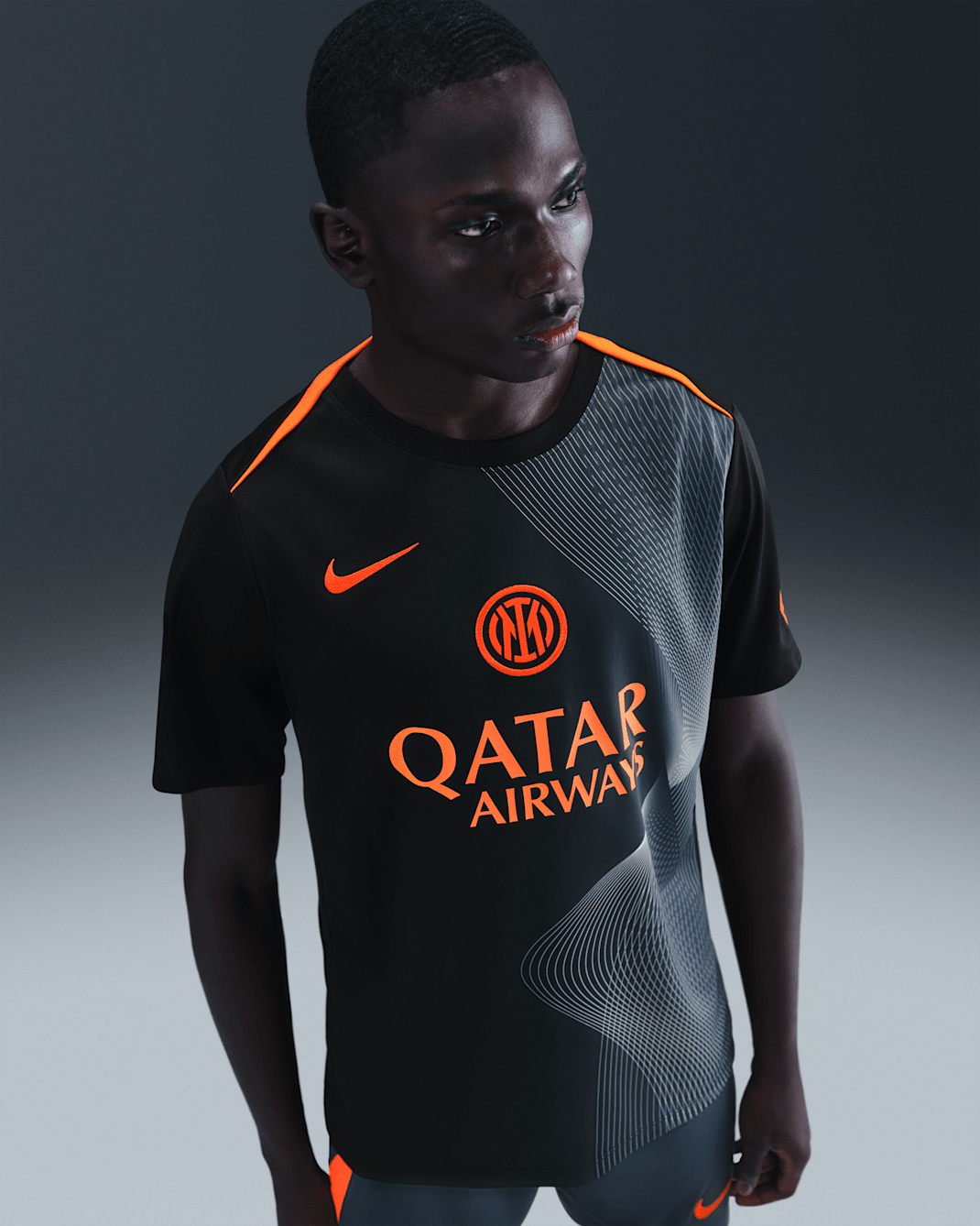 Maglia da calcio pre-partita Nike Dri-FIT Total 90 Inter Academy Pro da uomo – Terza - Nero/Thunder Blue/Safety Orange