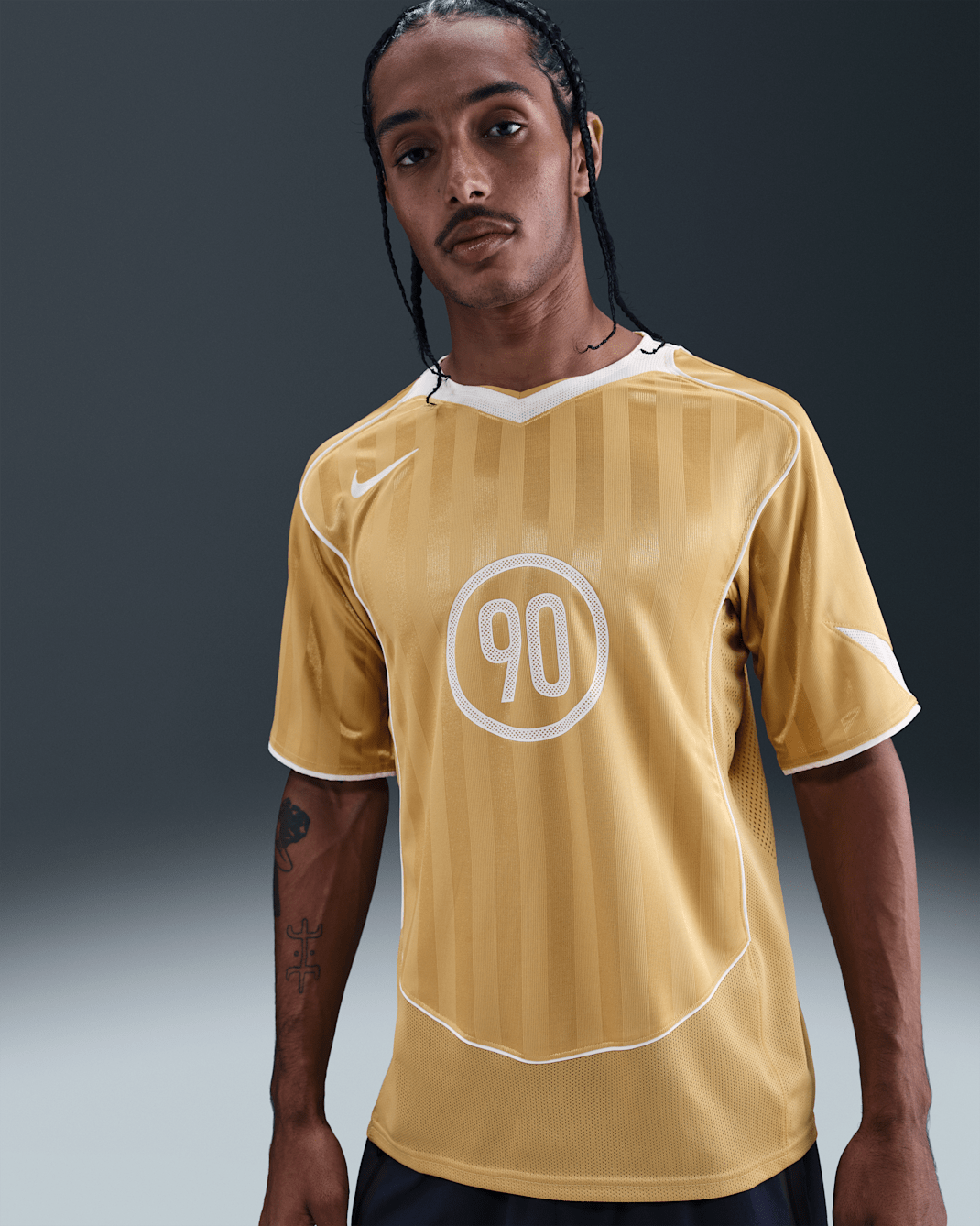 Playera de fútbol de manga corta Dri-FIT para hombre Nike Total 90 - Oro club/Blanco cumbre/Blanco cumbre/Blanco cumbre