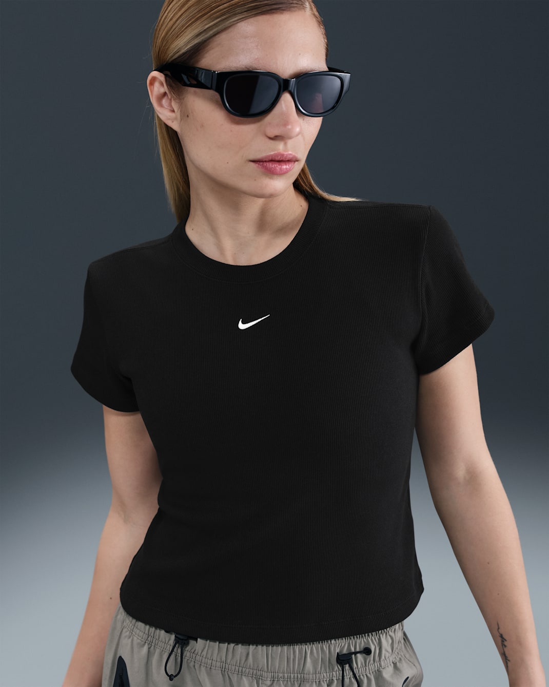 Playera de manga corta de tela de canalé ajustada para mujer Nike Sportswear - Negro