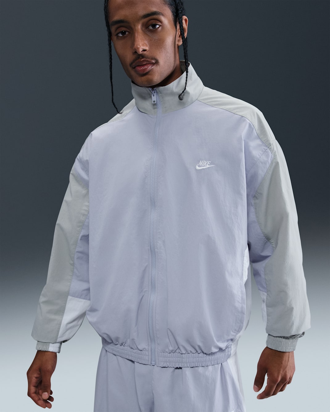 Chamarra deportiva de tejido Woven oversized para hombre Nike Club - Fantasma/Gris humo claro/Blanco/Blanco