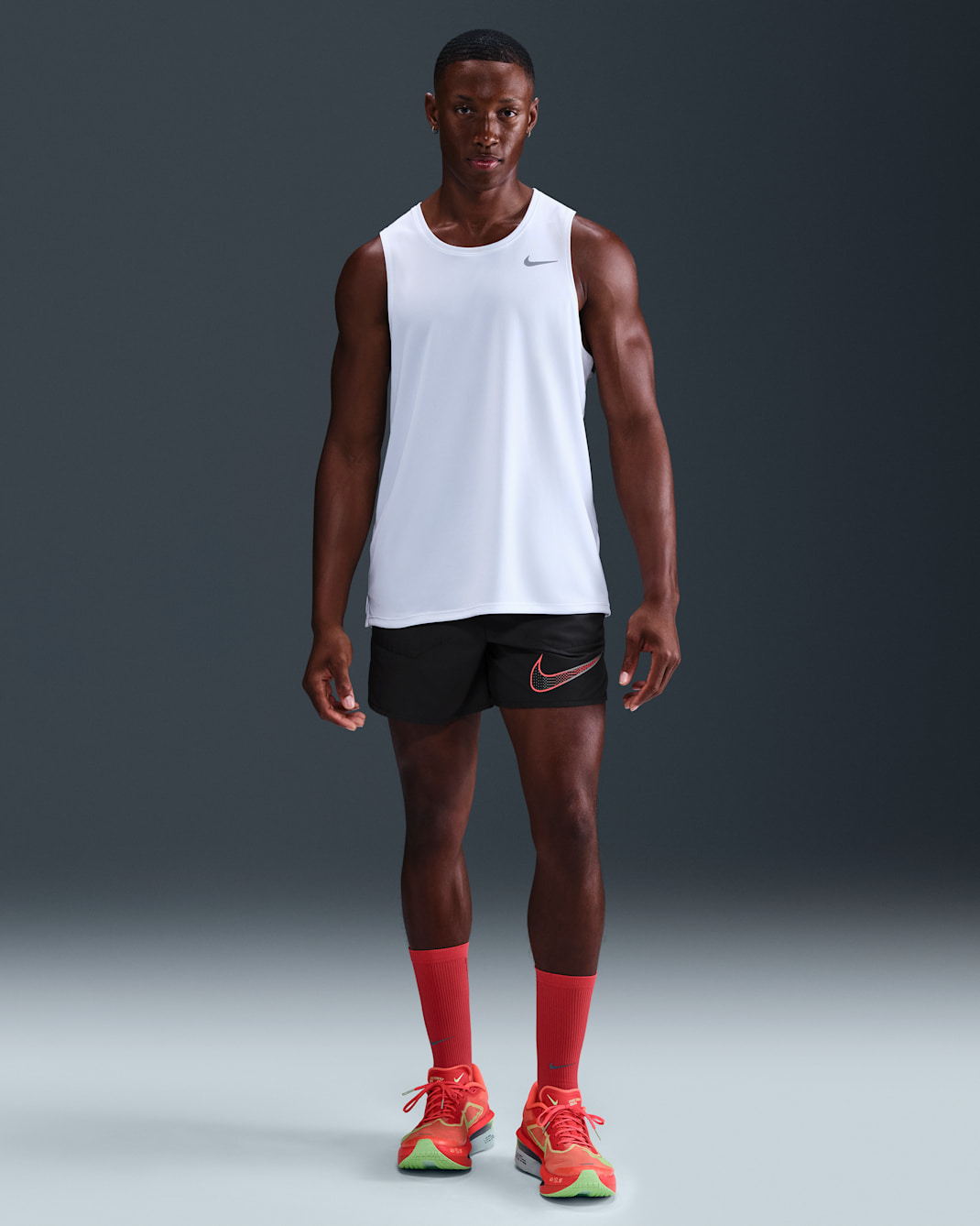 Shorts de correr Dri-FIT de 13 cm con forro de ropa interior para hombre Nike Stride - Negro/Carmesí brillante