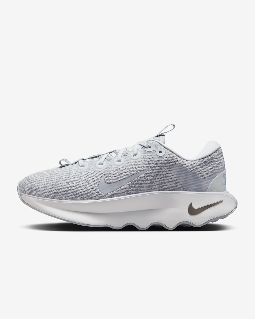 Tenis de caminata para mujer Nike Motiva - Polvo fotón/Gris humo claro/Peltre metalizado/Polvo fotón