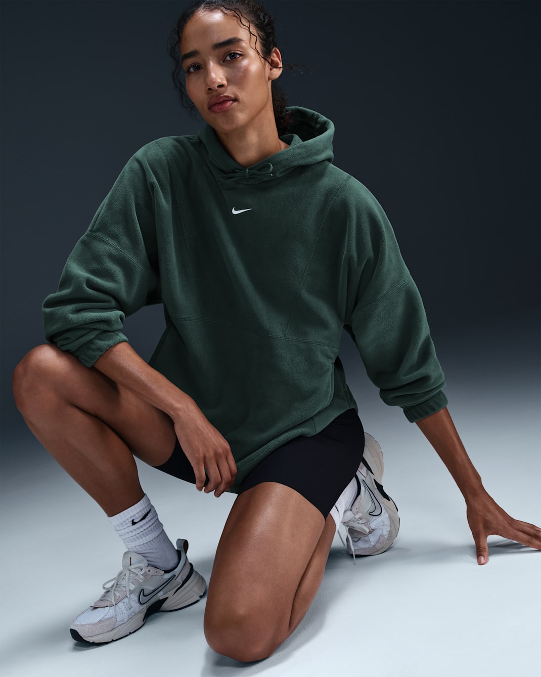 Sudadera con gorro Therma-FIT oversized sin cierre para mujer Nike One - Verde vintage/Blanco