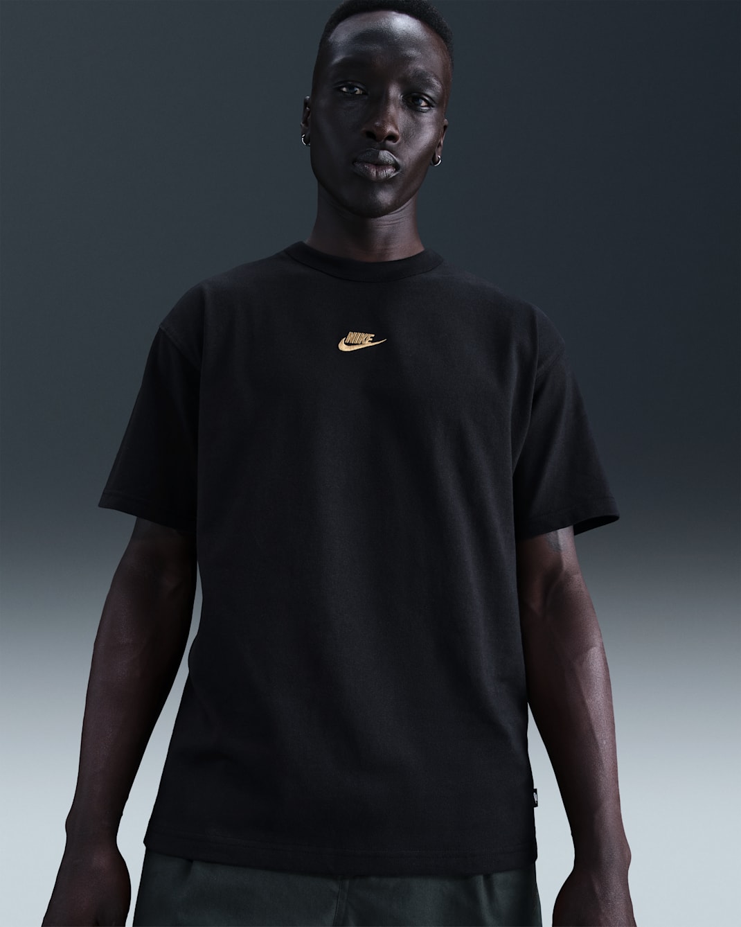 Ανδρικό T-Shirt Nike Sportswear Premium Essentials - Μαύρο/Χρυσό