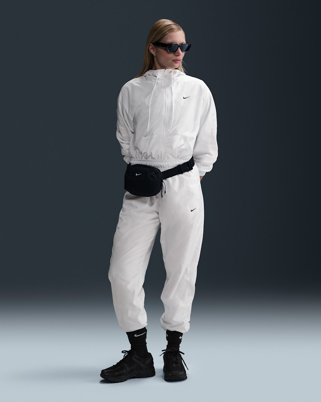 Nike Sportswear Classic Wovens weite Jogger mit mittelhohem Bund und UV-Schutz (Damen) - Weiß/Schwarz