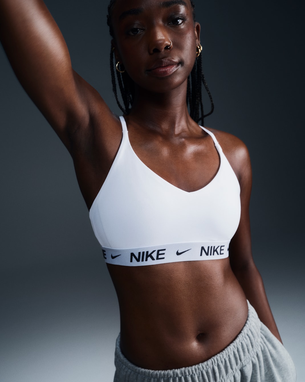 Nike Indy Hafif Destekli Pedli Ayarlanabilir Kadın Spor Sütyeni - Beyaz/Siyah