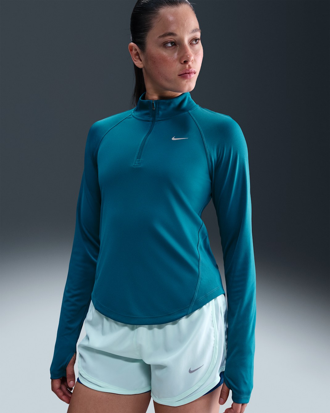 Playera de running Dri-FIT de cierre de 1/4 para mujer Nike Tempo Swoosh Run - Verde abismo/Negro