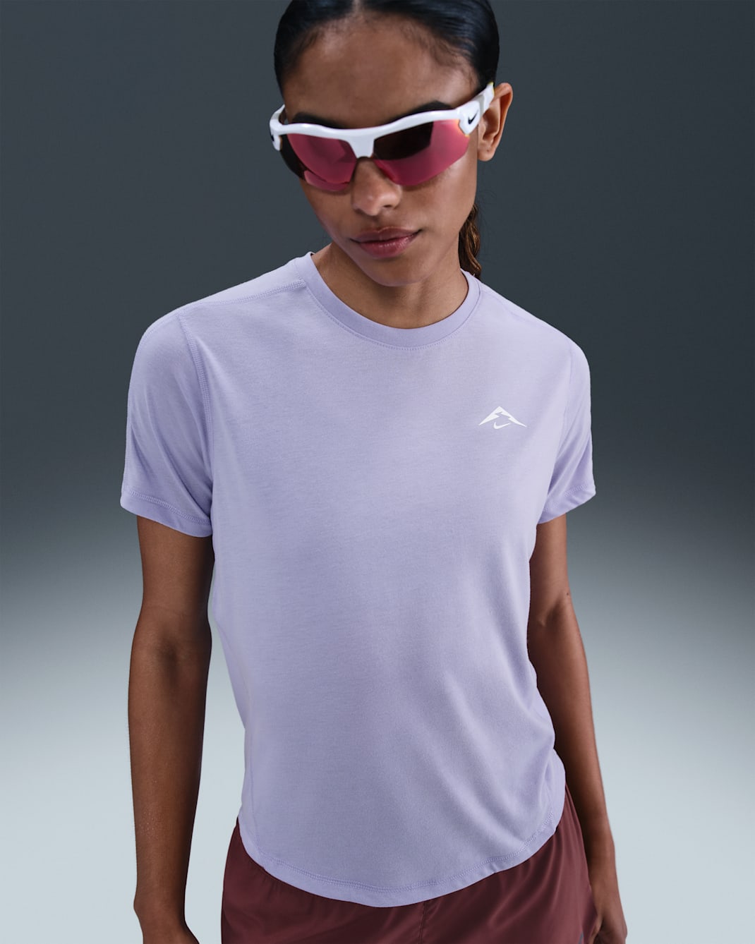 Playera de correr de manga corta Dri-FIT para mujer Nike Trail - Hielo lila/Negro/Blanco/Blanco cumbre