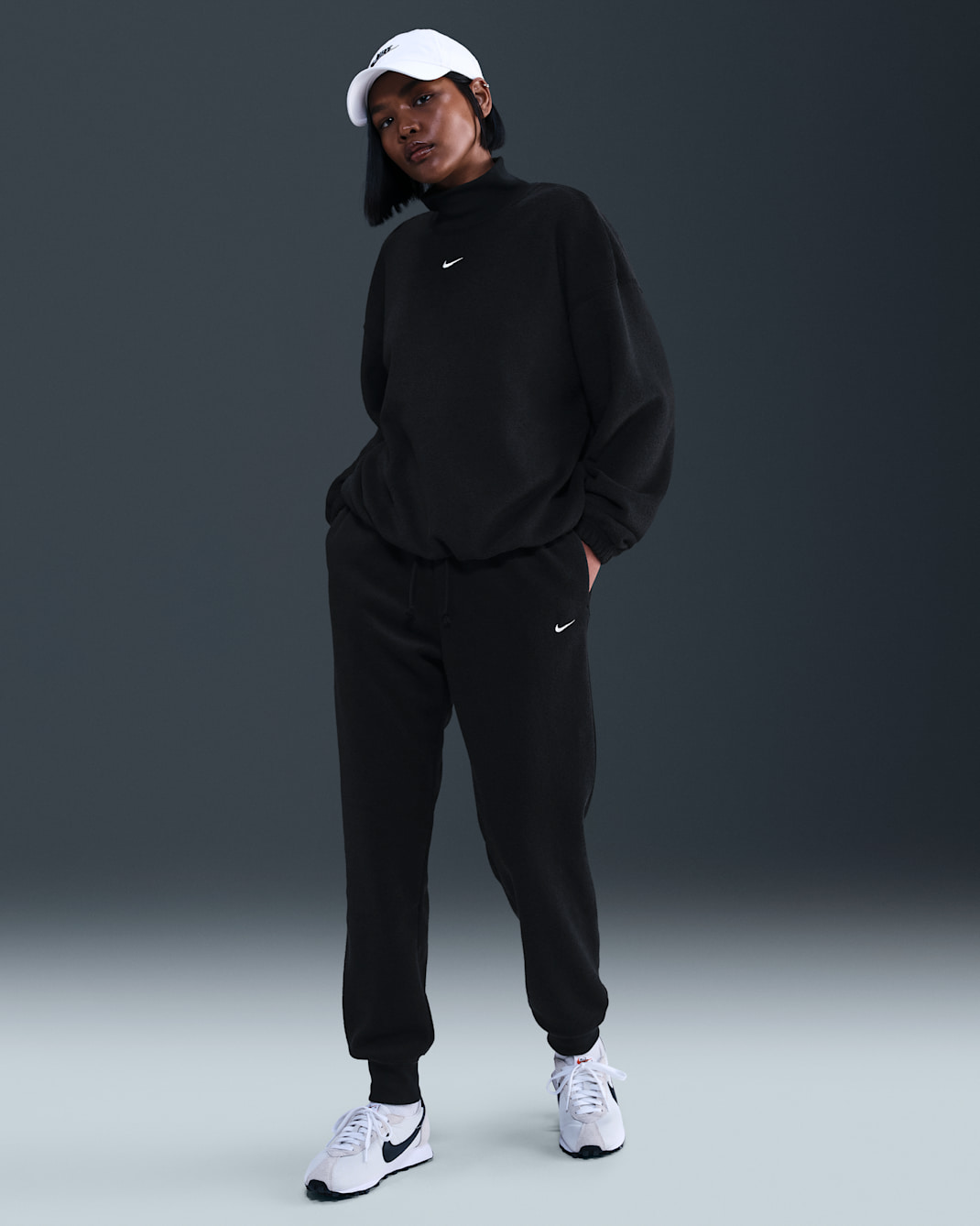 Pants de tejido Fleece de tiro medio cómodos para mujer Nike Sportswear Phoenix Plush - Negro/Vela