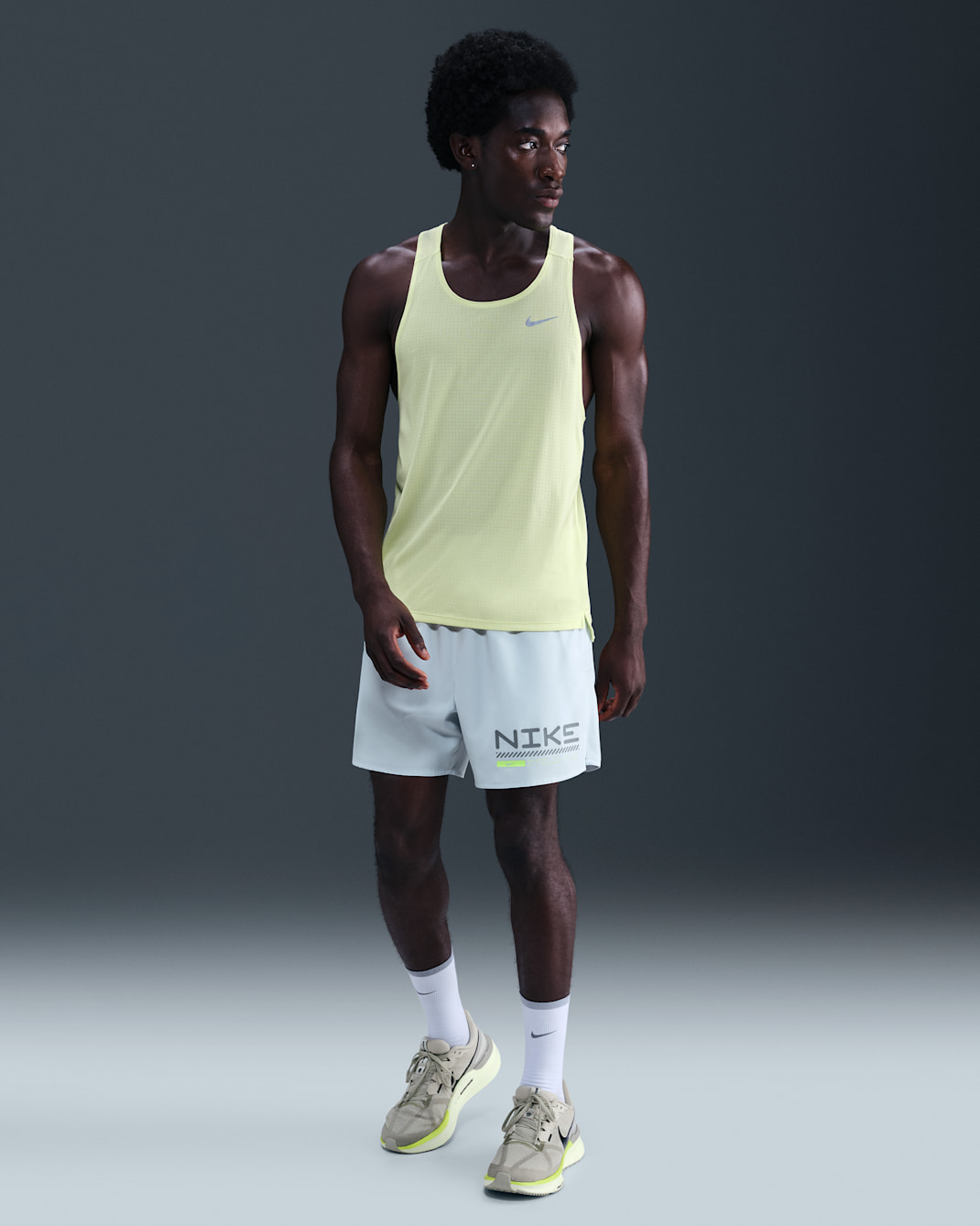 Shorts de correr de 13 cm acondicionados para el invierno 2 en 1 para hombre Nike Challenger - Platino puro/Gris humo claro/Volt