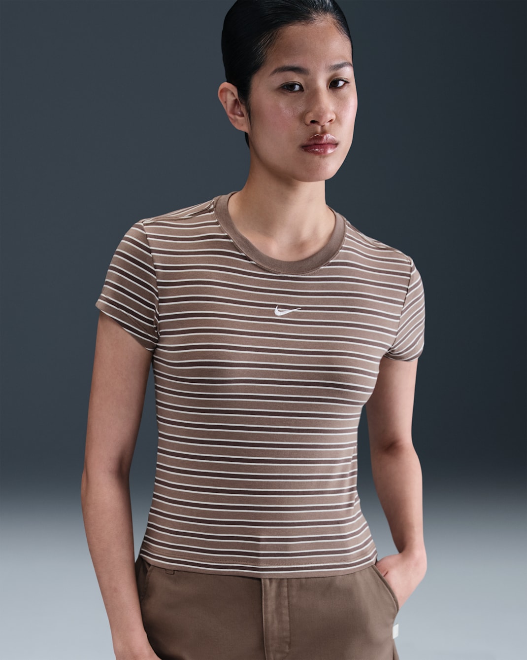 ナイキ スポーツウェア チル ニット ウィメンズ スリム ストライプド Tシャツ - ミンクブラウン