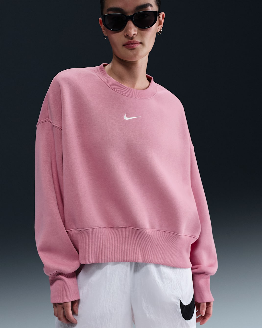 나이키 스포츠웨어 피닉스 플리스 여성 오버-오버사이즈 크루넥 스웻셔츠 - 엘리멘탈 핑크/세일