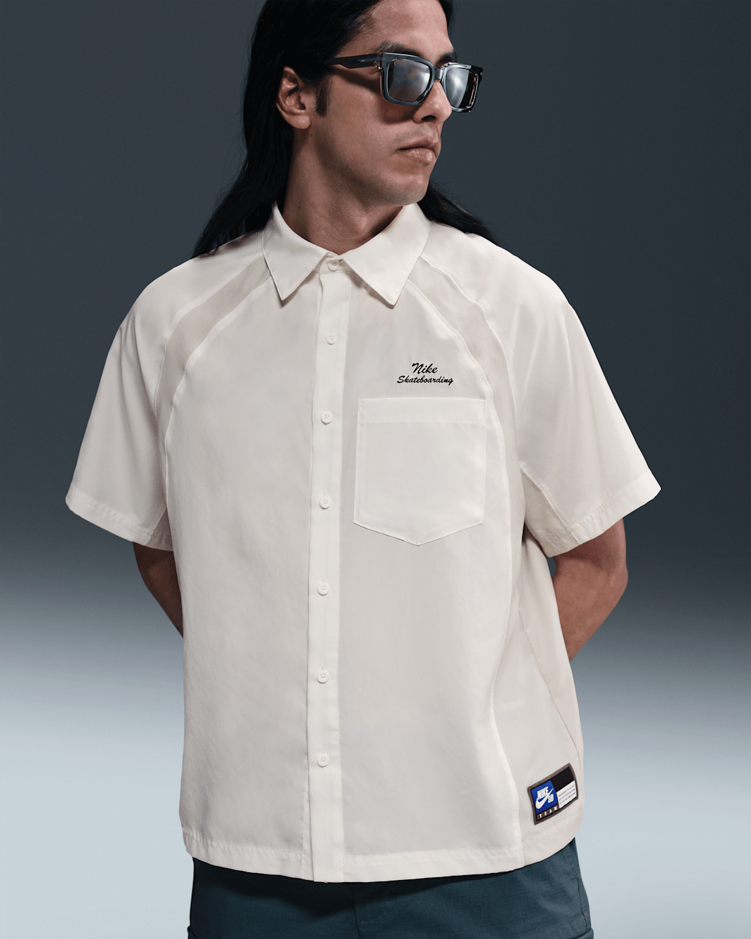 Nike SB Dri-FIT Kurzarm-Bowler-Shirt aus Webmaterial - Sail/Light Bone/Schwarz