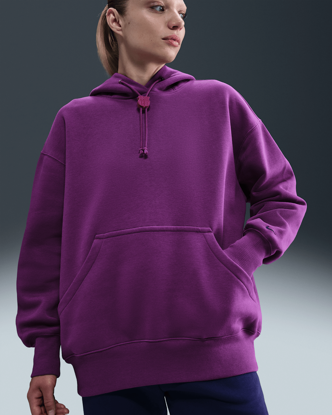 Hoodie pullover de futebol folgado Nike Phoenix Fleece FC Barcelona para mulher - Bright Grape/Roxo Imperial