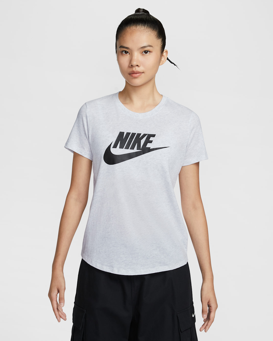 เสื้อยืดผู้หญิงมีโลโก้ Nike Sportswear Essentials - Birch Heather/ดำ