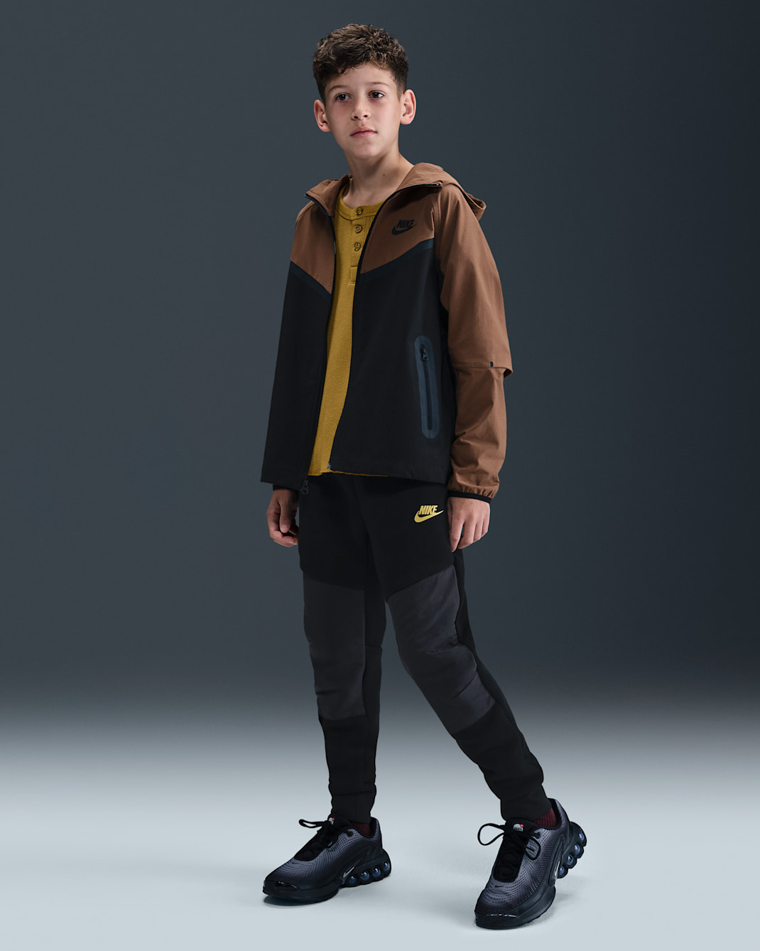 Pantalon de jogging Nike Sportswear Tech Fleece pour ado - Noir/Dark Smoke Grey/Metallic Gold