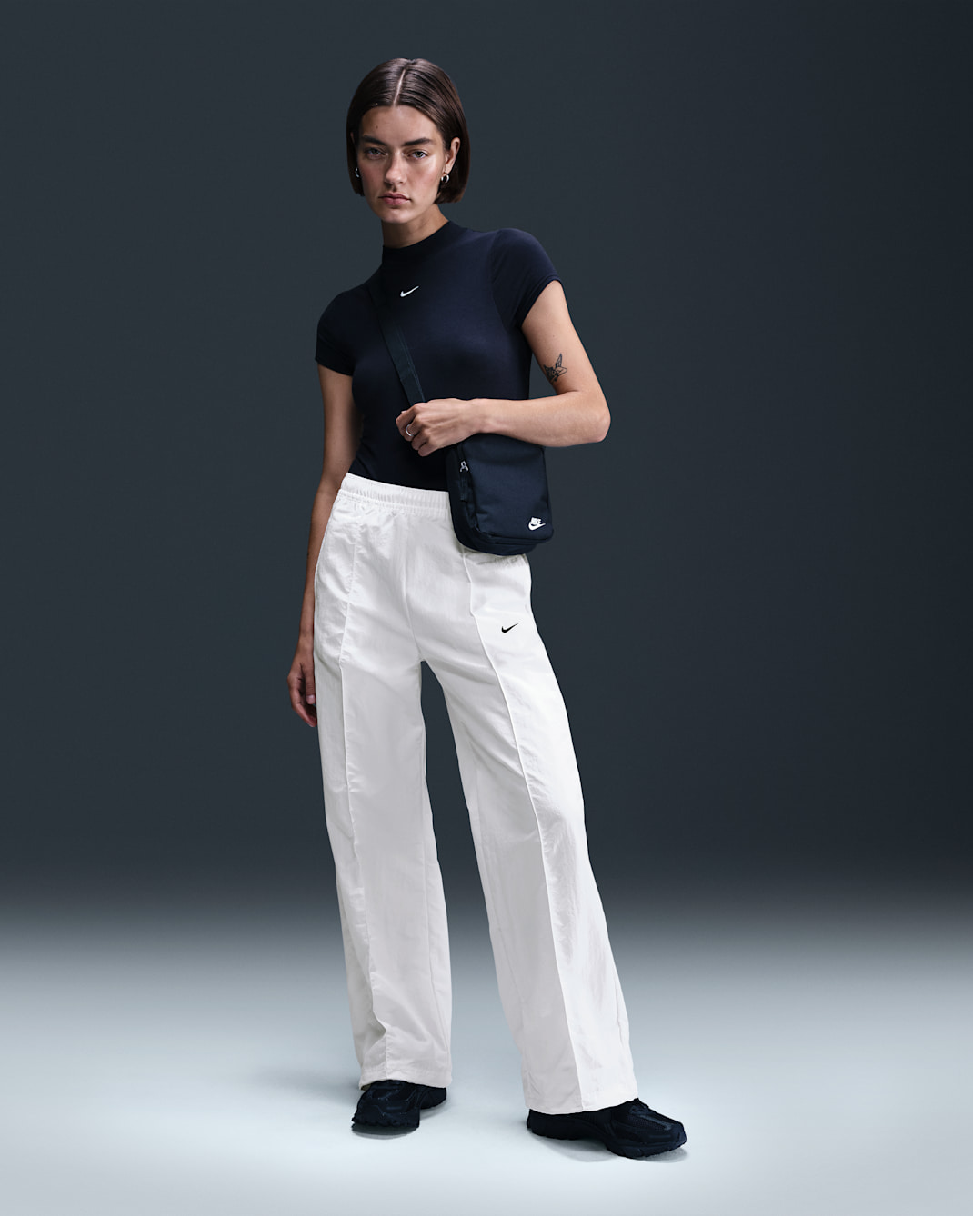 Nike Sportswear Everything Wovens Women's Mid-Rise Open-Hem Trousers - White/Black