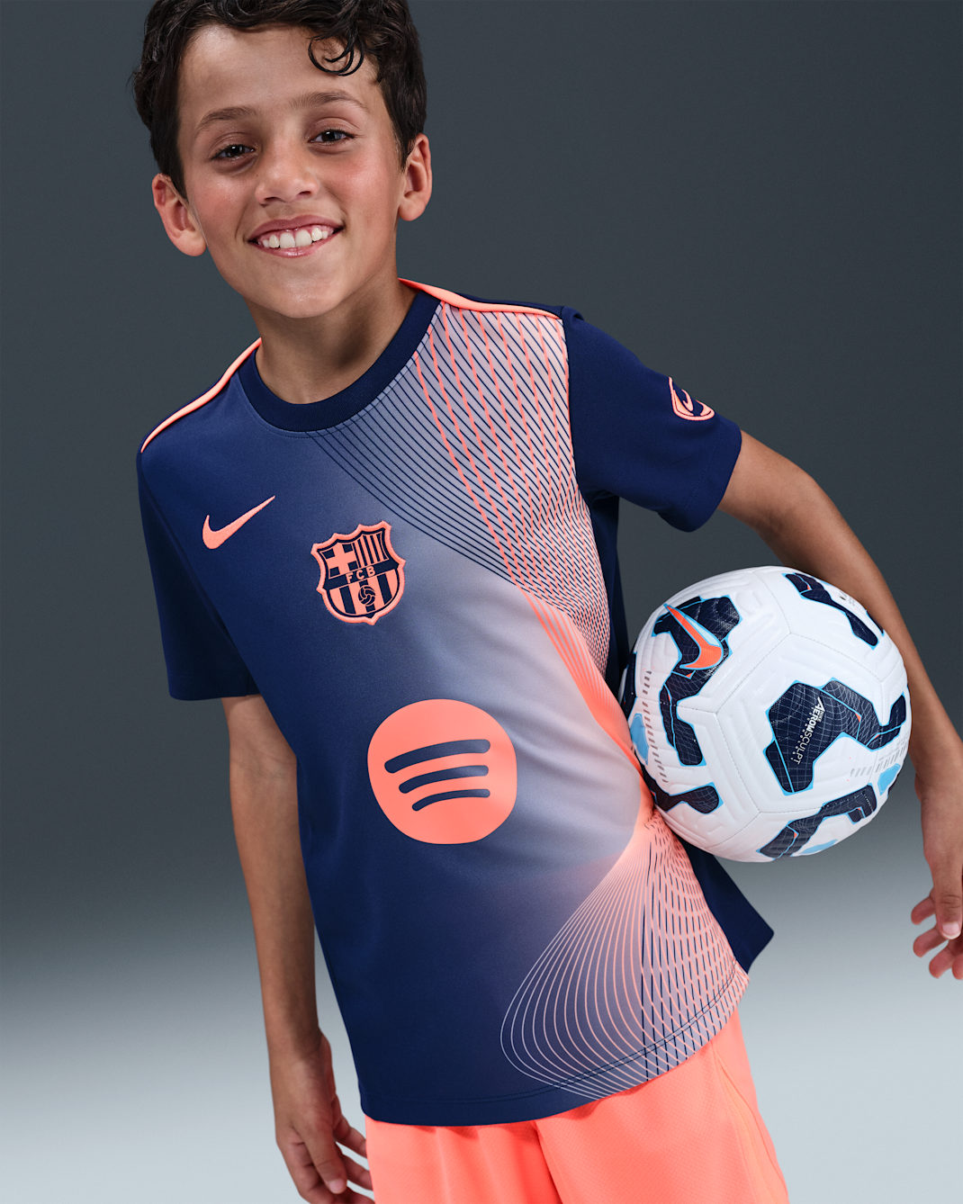 Playera de fútbol Nike Dri-FIT para antes del partido para niños talla grande FC Barcelona Academy Pro Third - Azul marino medianoche/Mango brillante